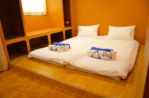 DiveRace luxury cabin with double bed from Phuket dash Scuba (www.phuket-scuba.com), your personal Thailand liveaboard adviser